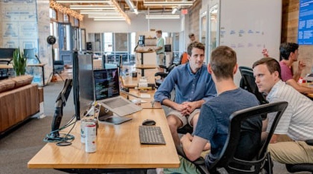 Equipo de una empresa trabajando en una oficina moderna
